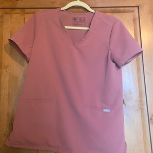 FIGS Casma 3 pocket top